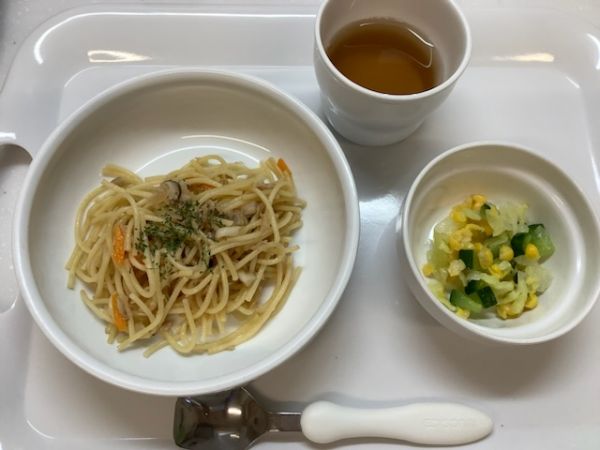 きのことツナのスパゲティ、コーンサラダ常食