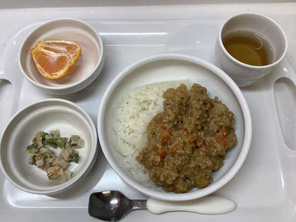 《常食》《離乳食完了期》昼食は、カレーです。