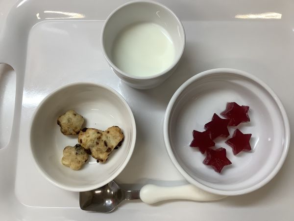 《常食》おやつは、ぶどうゼリーと豆腐とレーズンのクッキーです。