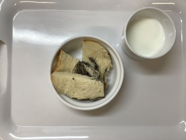 《常食》おやつは、黒ごまさつまいもパンです。