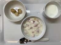 《常食》おやつは、フルーツヨーグルトと麩のラスク青のりです。