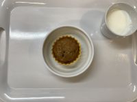 《常食》おやつは、黒糖レーズン蒸しパンです。