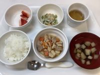 《常食》昼食は、鶏肉と里芋の煮物です。