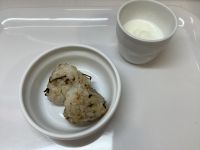 《常食》おやつは、昆布とごまのおにぎりです。