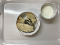 《常食》おやつは、黒ごまさつまいもパンです。